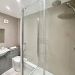 Fountain No 5 With Free Parking *